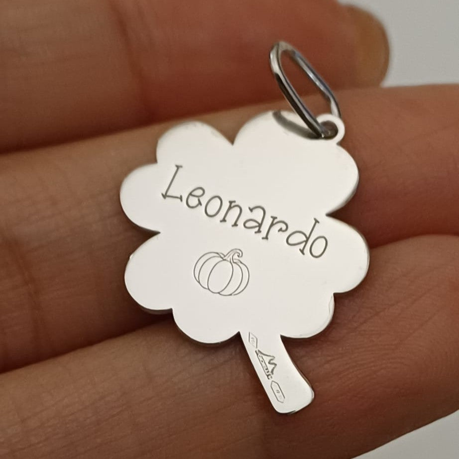 Retro del Pendente Quadrifoglio Nascita in argento con nome Leonardo, piccolo simbolo inciso e punzoni visibili