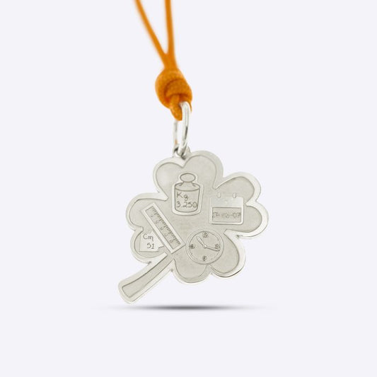 Pendente Quadrifoglio Nascita personalizzato in argento con simboli di peso, lunghezza, data e ora