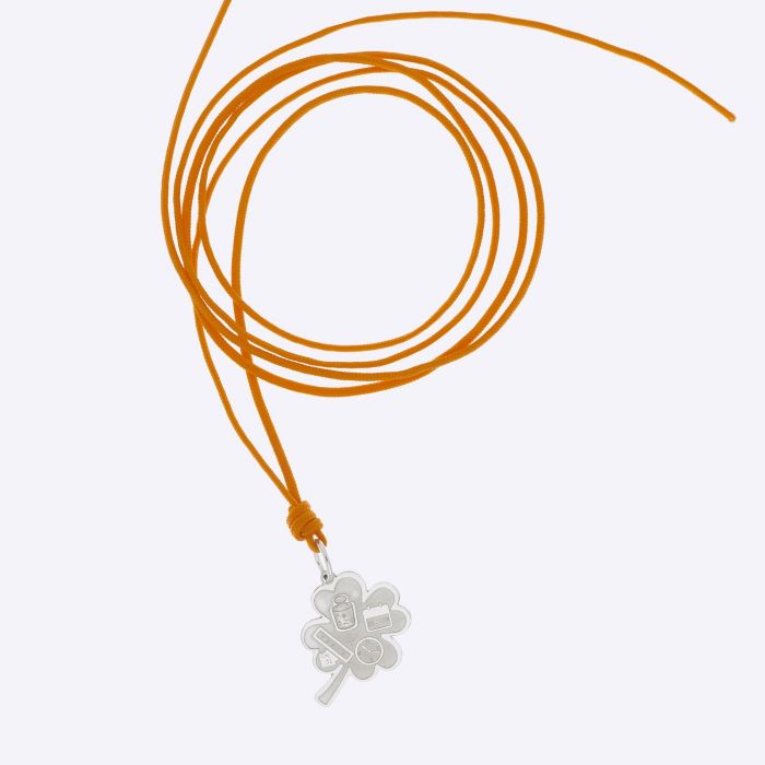 Pendente Quadrifoglio Nascita in argento con cordino arancio mostrato nella sua lunghezza completa
