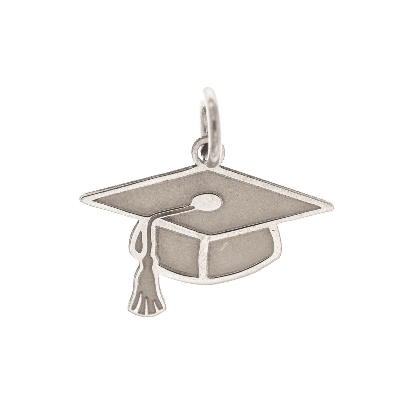 Pendente a forma di cappello di laurea in rilievo, realizzato a mano e alto 14 mm. Disponibile in oro giallo, oro bianco o argento 925. Ha una finitura satinata sul fronte e un retro lucido, ideale per incisioni personalizzate. Un gioiello simbolico che celebra un importante traguardo con eleganza e significato.