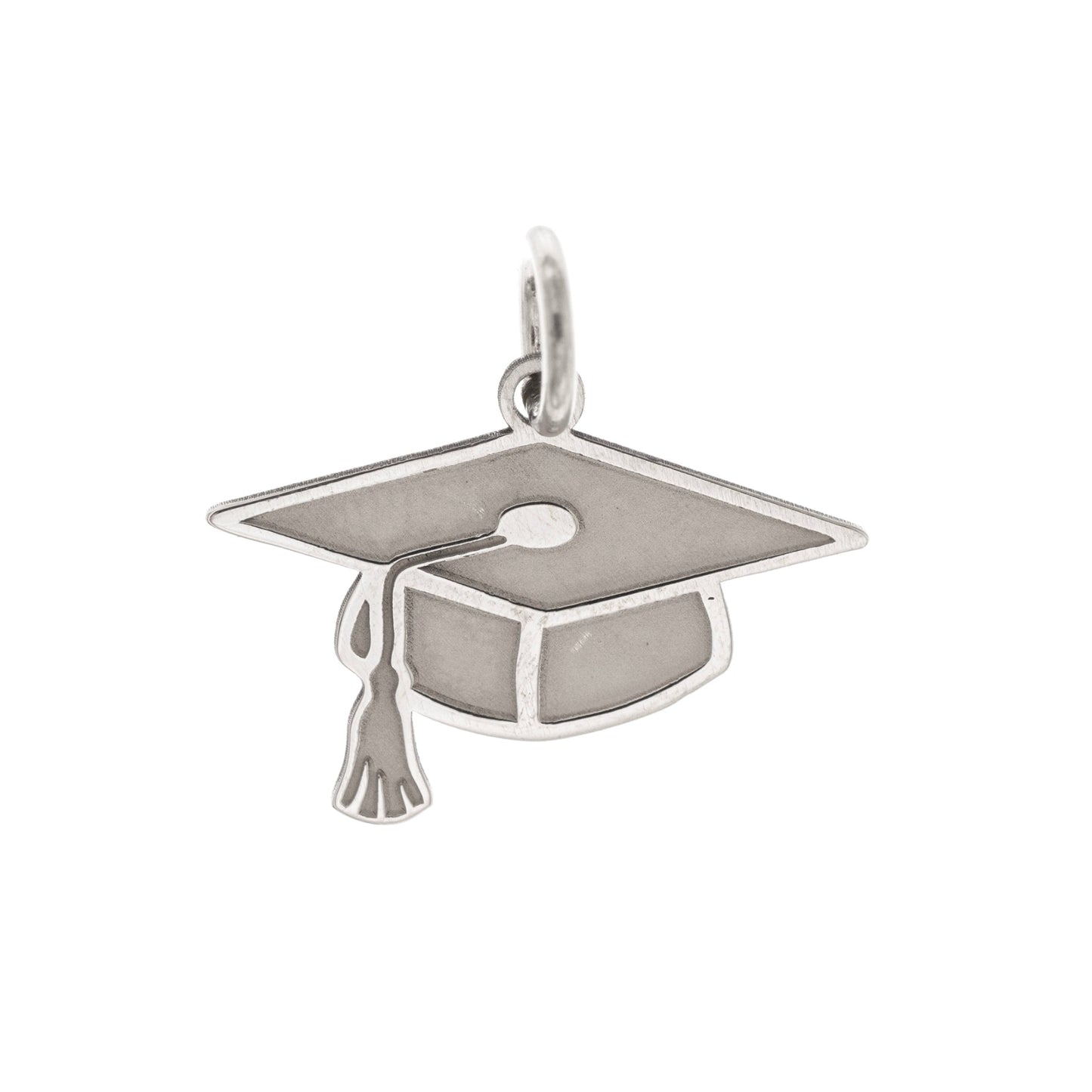 Pendente a forma di cappello di laurea in rilievo, realizzato a mano e alto 14 mm. Disponibile in oro giallo, oro bianco o argento 925. Ha una finitura satinata sul fronte e un retro lucido, ideale per incisioni personalizzate. Un gioiello simbolico che celebra un importante traguardo con eleganza e significato.
