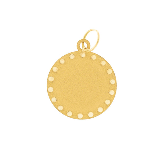 Questa medaglia tonda, larga circa un’unghia, ha un diametro di 15 millimetri. È realizzata a mano in oro 750 o argento 925 e ha una superficie liscia e lucida. Il bordo è decorato con una sequenza regolare di piccoli rilievi, come gocce in rilievo al tatto. Al centro, lo spazio è libero, perfetto per un’incisione personalizzata. Il tocco è fresco e regolare, con un piccolo anellino nella parte alta per appenderla a una collana o bracciale.