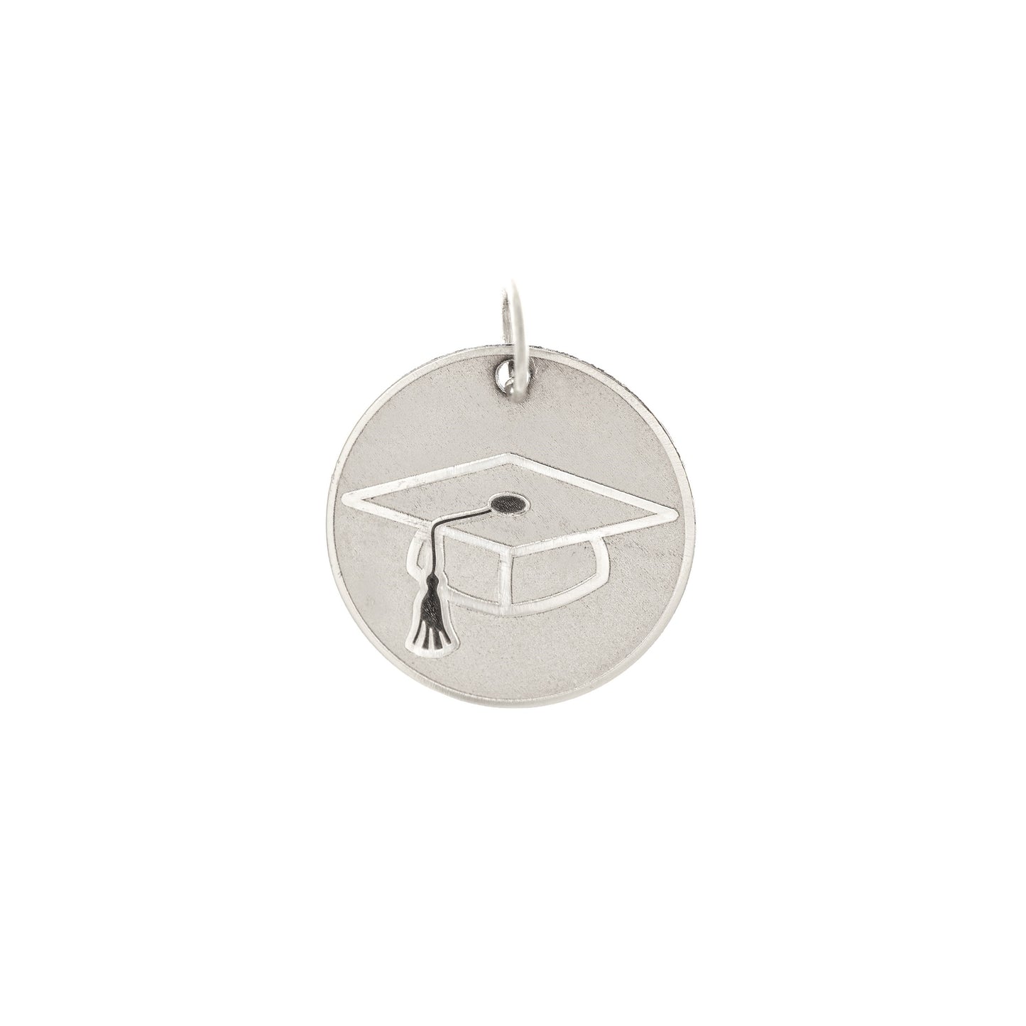 Pendente tondo da 15 mm, realizzato a mano, disponibile in oro giallo, oro bianco o argento 925. Sul fronte, una finitura satinata con cappello di laurea in rilievo; sul retro, superficie lucida perfetta per un'incisione personalizzata. Un gioiello simbolico, da regalare a chi ha raggiunto un importante traguardo accademico.