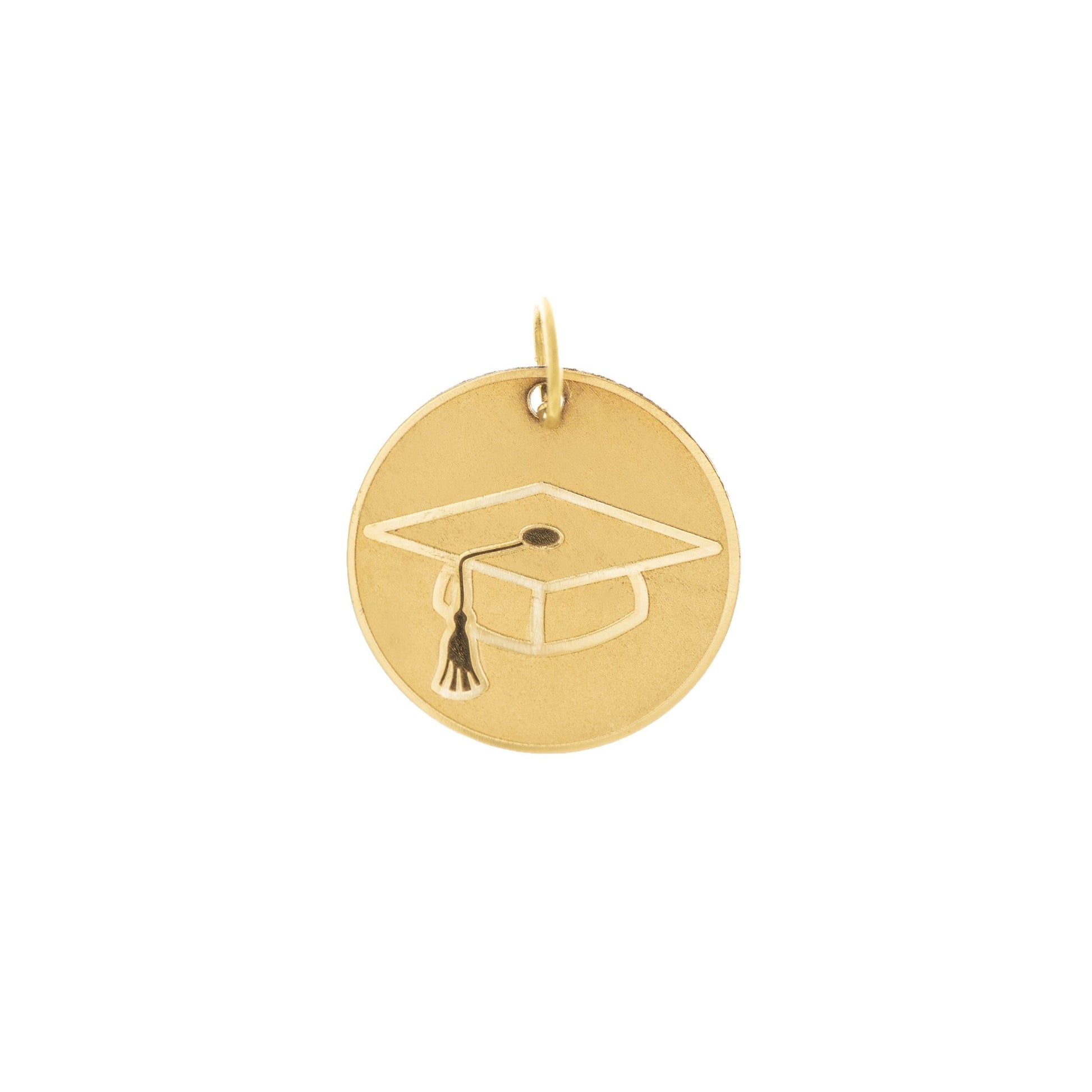 Pendente tondo da 15 mm, realizzato a mano, disponibile in oro giallo, oro bianco o argento 925. Sul fronte, una finitura satinata con cappello di laurea in rilievo; sul retro, superficie lucida perfetta per un'incisione personalizzata. Un gioiello simbolico, da regalare a chi ha raggiunto un importante traguardo accademico.