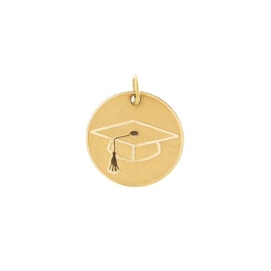 Pendente tondo da 15 mm, realizzato a mano, disponibile in oro giallo, oro bianco o argento 925. Sul fronte, una finitura satinata con cappello di laurea in rilievo; sul retro, superficie lucida perfetta per un'incisione personalizzata. Un gioiello simbolico, da regalare a chi ha raggiunto un importante traguardo accademico.