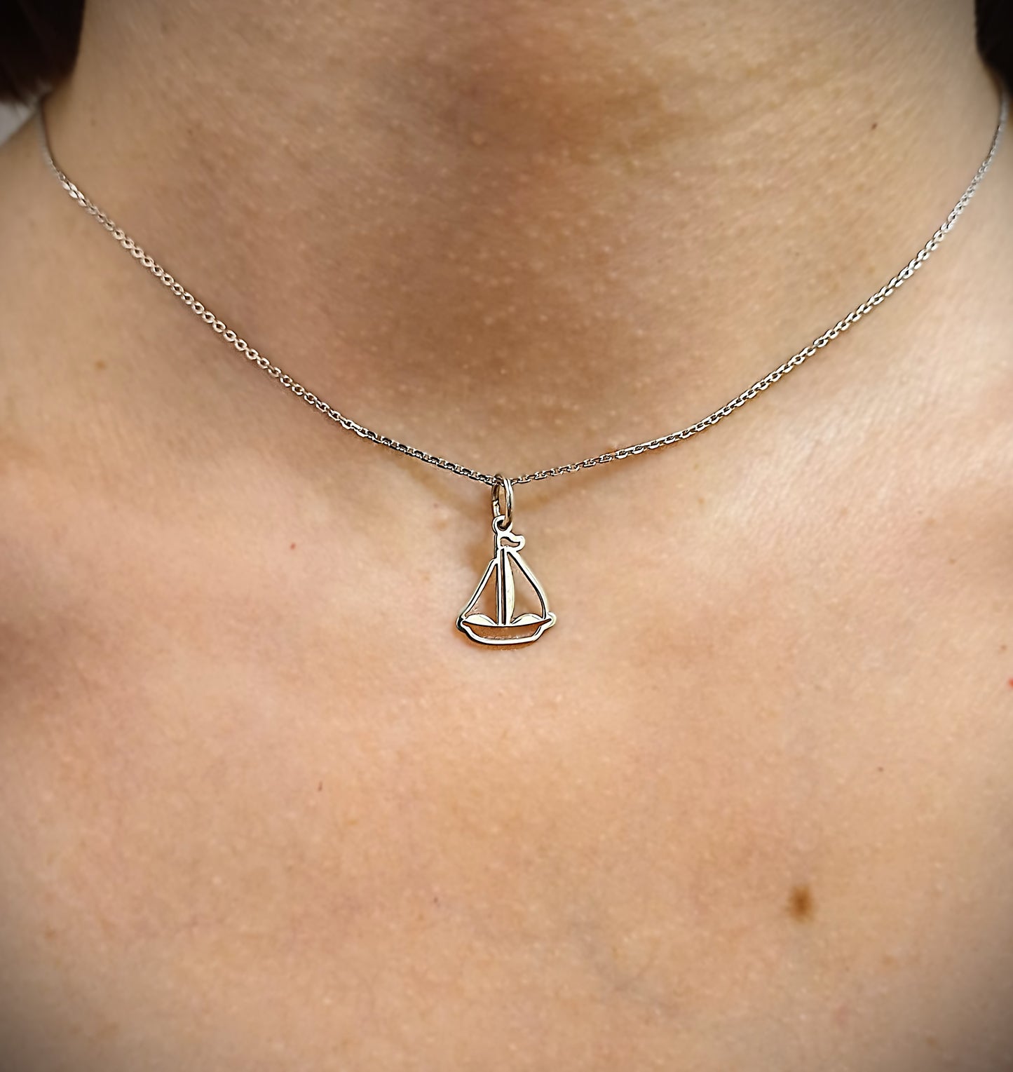 Pendente barca a vela traforata da 13 mm indossato al collo