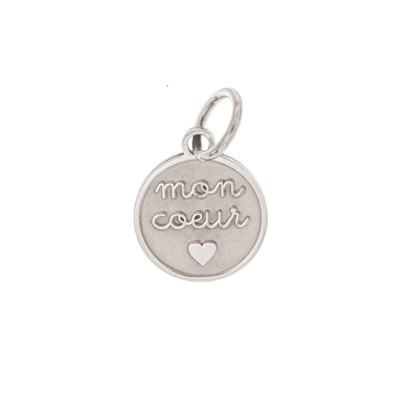 Ciondolo rotondo in argento 925 anallergico, diametro 10 mm. Sul davanti è incisa in rilievo la scritta “mon cœur”, con lettere dolci e rotonde, al centro di una superficie satinata. Sotto le parole è inciso un piccolo cuore pieno. Il bordo è sottile e liscio. Il retro è completamente piatto e può essere personalizzato con una breve incisione. Può essere usato come pendente per collana, bracciale o portachiavi. Leggero, delicato e simbolico.