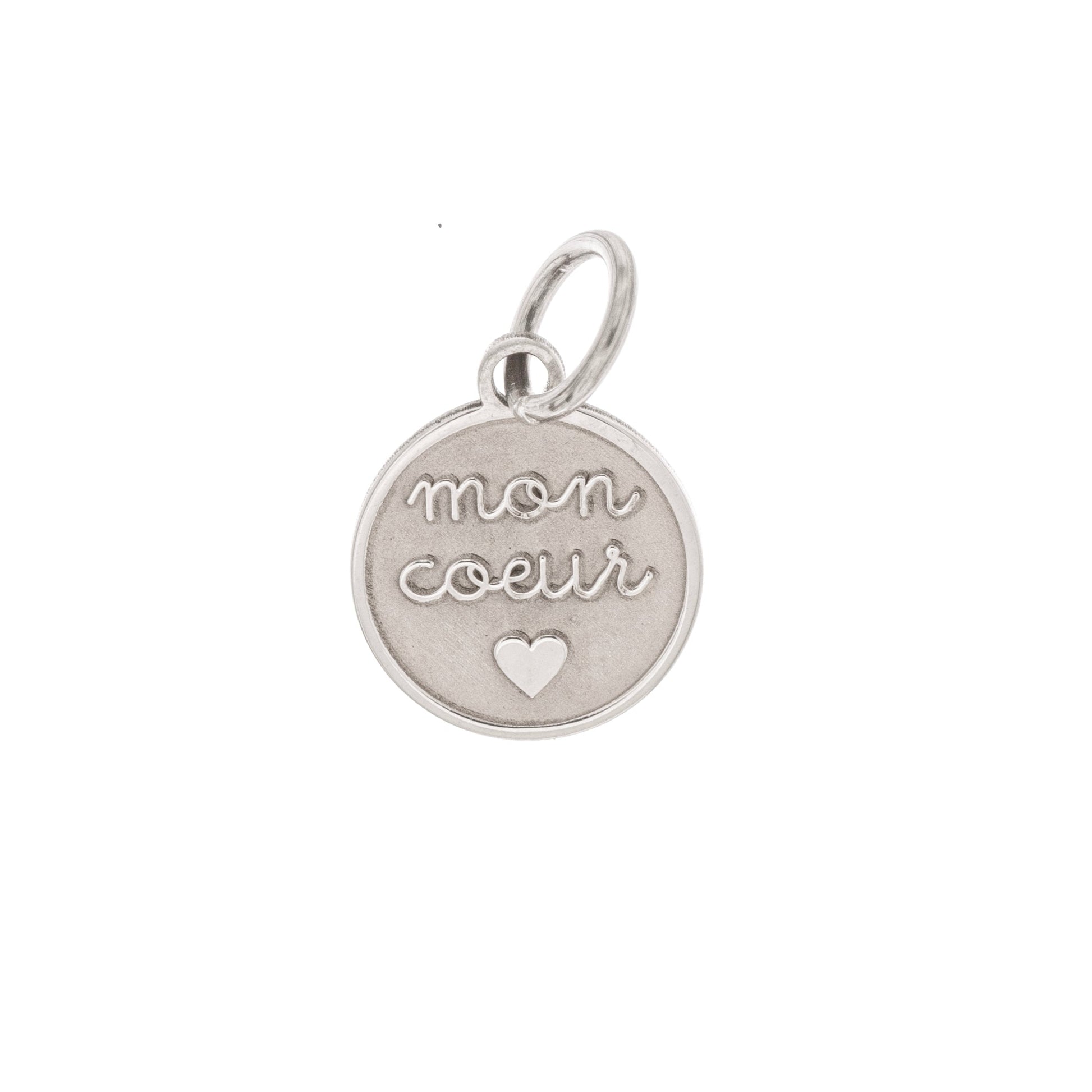 Ciondolo rotondo in argento 925 anallergico, diametro 10 mm. Sul davanti è incisa in rilievo la scritta “mon cœur”, con lettere dolci e rotonde, al centro di una superficie satinata. Sotto le parole è inciso un piccolo cuore pieno. Il bordo è sottile e liscio. Il retro è completamente piatto e può essere personalizzato con una breve incisione. Può essere usato come pendente per collana, bracciale o portachiavi. Leggero, delicato e simbolico.