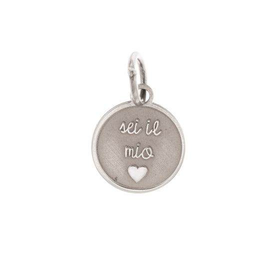 Ciondolo rotondo in argento 925 anallergico, diametro 10 mm. La superficie è satinata. Sul davanti è incisa in rilievo la scritta “sei il mio” con un cuoricino pieno sotto. Le lettere hanno uno stile dolce e curvo, simile alla scrittura a mano. Il bordo è sottile e liscio. Il retro del ciondolo è piatto e può essere personalizzato con un’incisione. Può essere usato come pendente per collana, bracciale, portachiavi o charm. Leggero e simbolico.