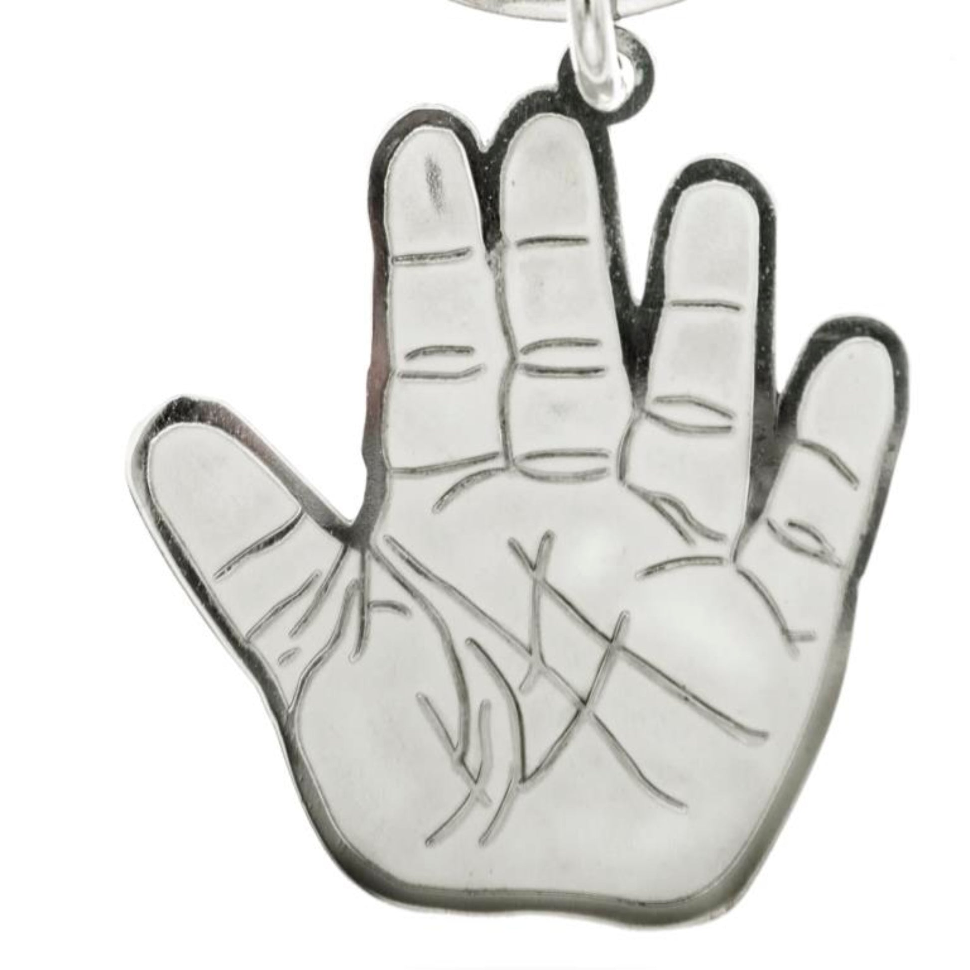 Il pendente a forma di mano in oro è un gioiello prezioso e toccante, realizzato per ricordare la nascita di un bambino. Inciso a laser con precisione nel laboratorio orafo a Livorno, riproduce l'impronta della mano del neonato, partendo da una foto trasformata in incisione vettoriale. Fa parte della linea Gioielli Baby ed è un dono personale, simbolico e pieno d'amore, da indossare e custodire come un ricordo speciale.