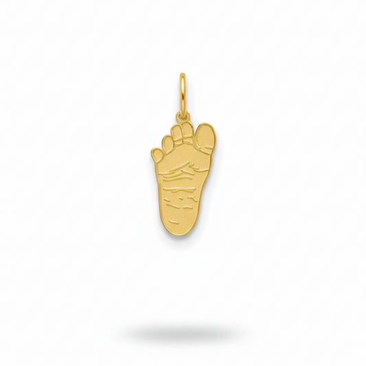 Il pendente in oro visto da vicino, con la sagoma del piedino ben leggibile.