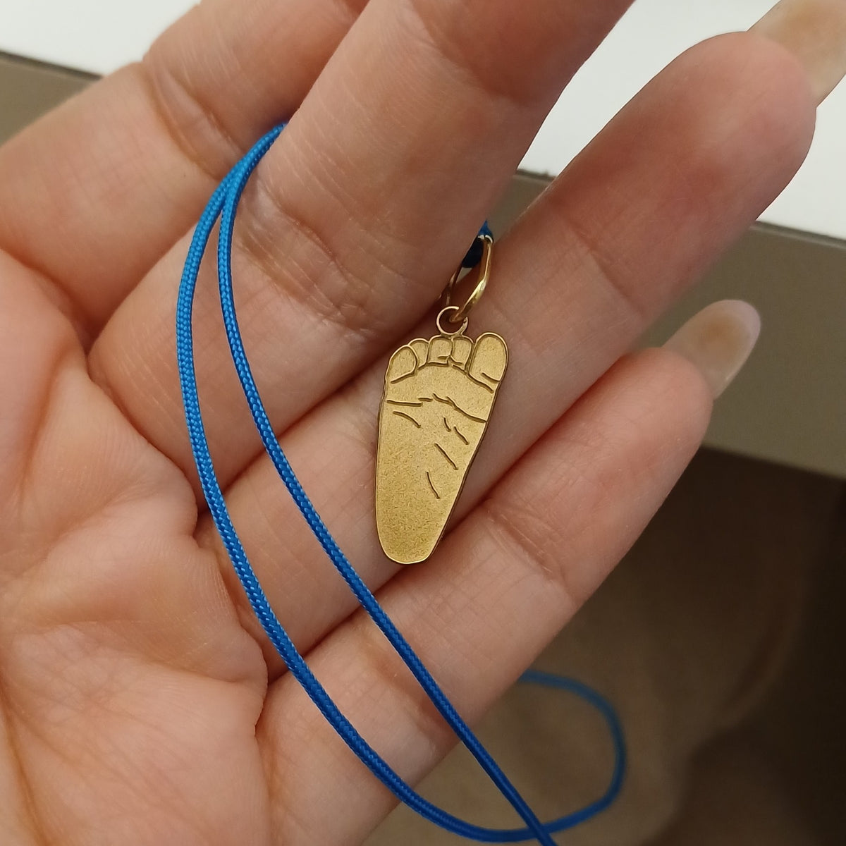 Il pendente montato con un cordino colorato come possibile alternativa d'uso.