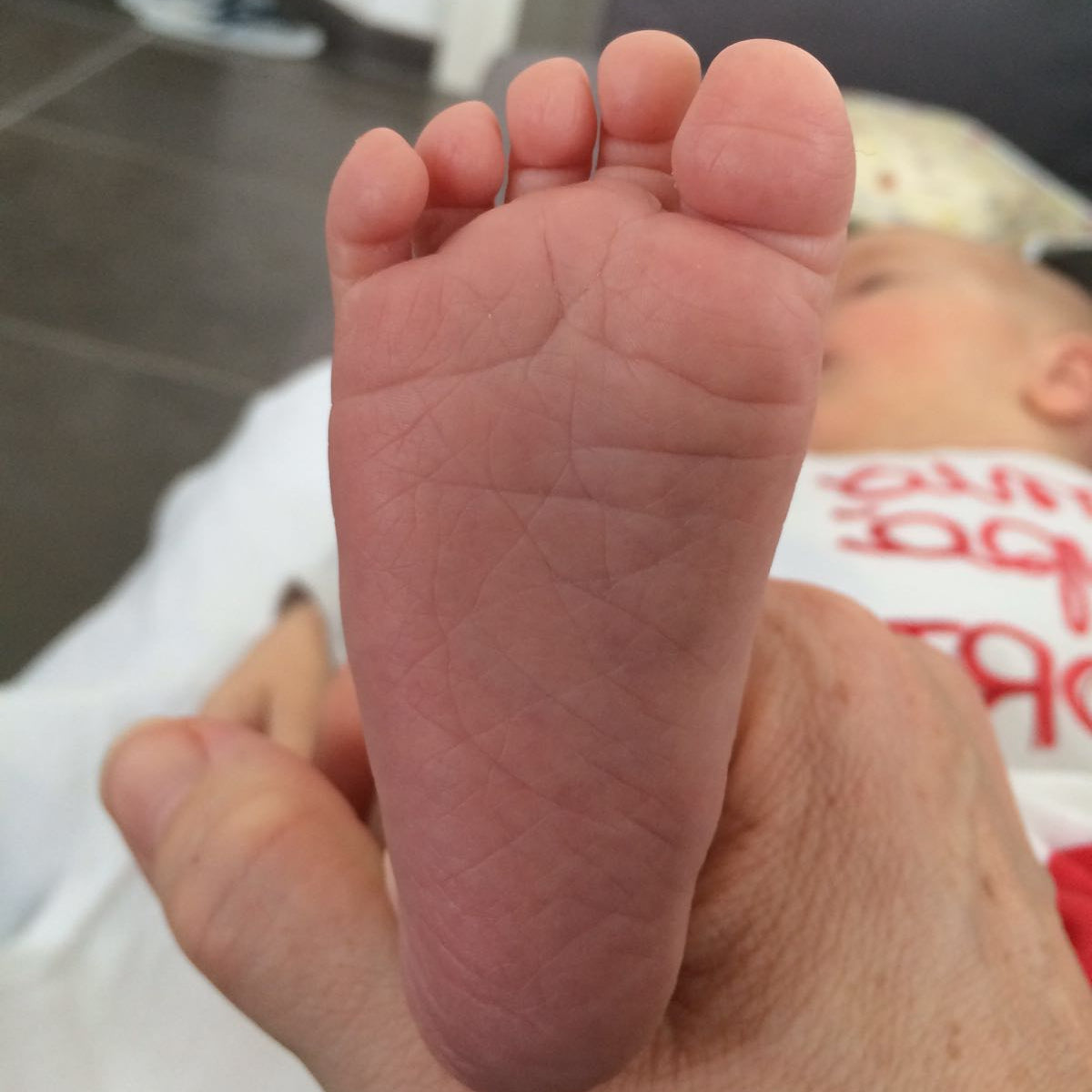 Foto della pianta del piede reale di un bambino utilizzata come riferimento per creare il pendente PENDPIE personalizzato