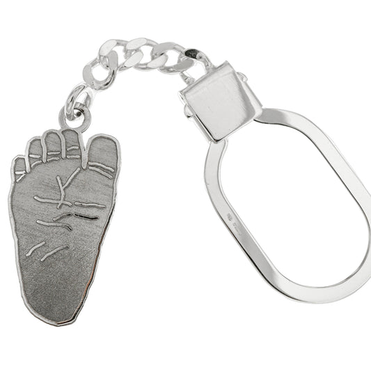 Portachiavi in argento 925, lavorato a mano, raffigurante impronte di mani e piedi del bebè. Altezza 3 cm. Un simbolo di affetto puro, ideale come regalo nascita o battesimo.