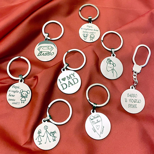 Un portachiavi rotondo, dal diametro di 30 mm, realizzato in acciaio resistente e piacevolmente liscio al tatto. Sulla sua superficie è incisa a laser un’immagine speciale, dedicata alla Festa del Papà. L’incisione è nitida e percettibile sotto le dita, creando un effetto leggermente ruvido che contrasta con la lucentezza del metallo. Solido ma leggero, è perfetto per accompagnare ogni giorno il papà che lo riceverà in dono. Personalizzabile con un nome o una frase speciale.