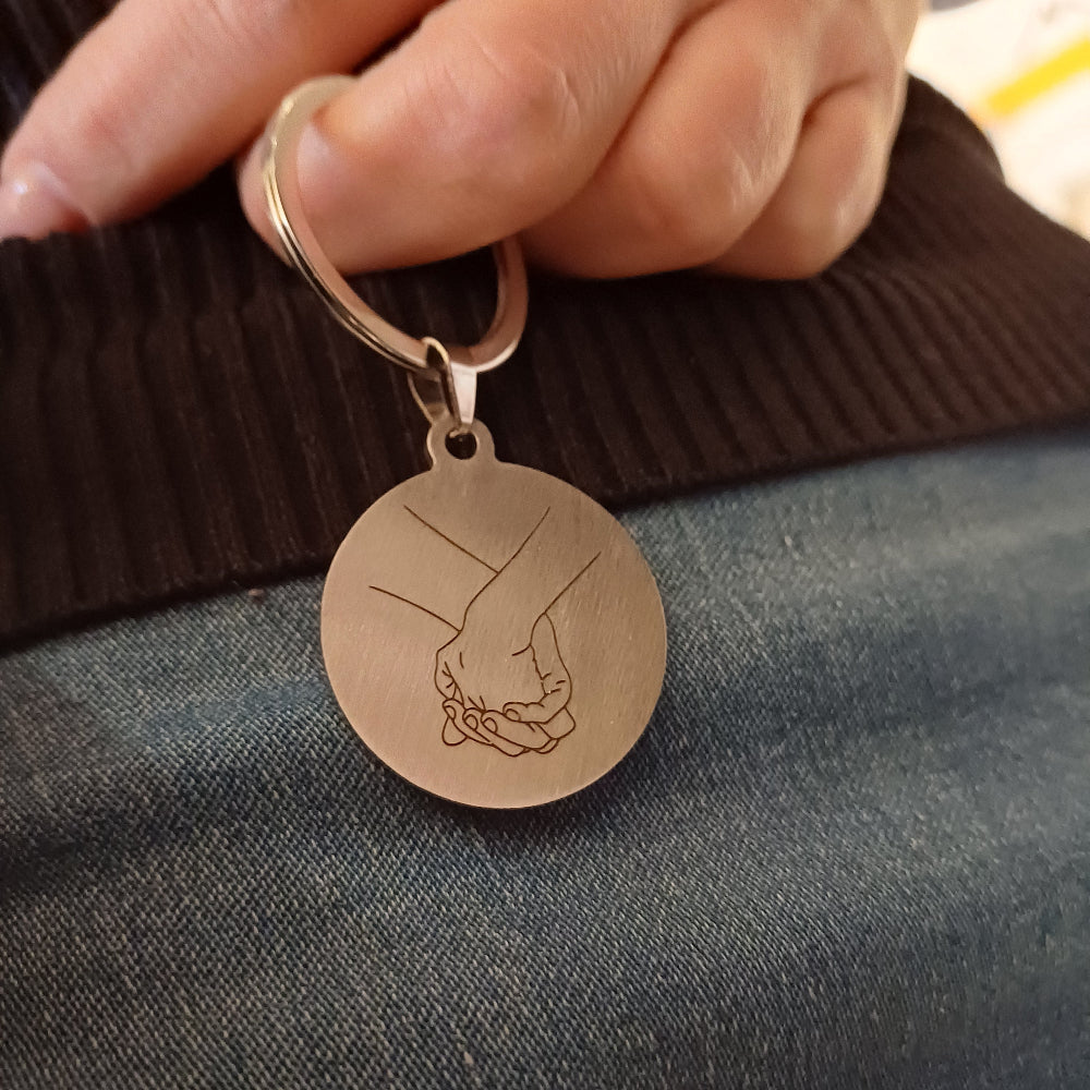 Un disco liscio e solido di acciaio, dal diametro di 30 mm, con un'incisione personalizzata realizzata con precisione laser. Le lettere sono lievemente incise sulla superficie, creando un contrasto delicato tra il metallo lucido e la profondità del tratto. Il portachiavi è resistente e compatto, con un anello robusto che lo rende pratico da usare ogni giorno. Un oggetto elegante e discreto, pensato per racchiudere un nome, una data o un pensiero speciale.