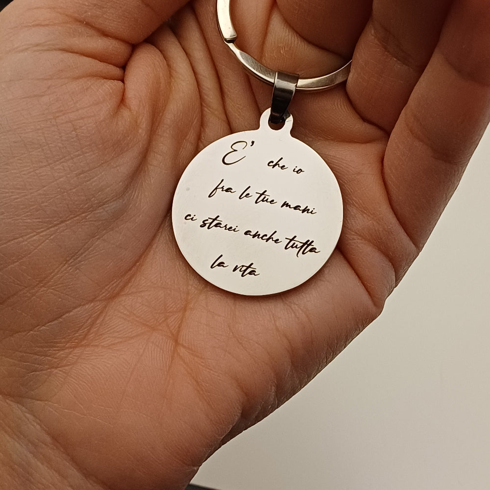 Un disco liscio e solido di acciaio, dal diametro di 30 mm, con un'incisione personalizzata realizzata con precisione laser. Le lettere sono lievemente incise sulla superficie, creando un contrasto delicato tra il metallo lucido e la profondità del tratto. Il portachiavi è resistente e compatto, con un anello robusto che lo rende pratico da usare ogni giorno. Un oggetto elegante e discreto, pensato per racchiudere un nome, una data o un pensiero speciale.