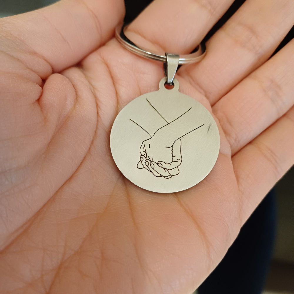 Un disco liscio e solido di acciaio, dal diametro di 30 mm, con un'incisione personalizzata realizzata con precisione laser. Le lettere sono lievemente incise sulla superficie, creando un contrasto delicato tra il metallo lucido e la profondità del tratto. Il portachiavi è resistente e compatto, con un anello robusto che lo rende pratico da usare ogni giorno. Un oggetto elegante e discreto, pensato per racchiudere un nome, una data o un pensiero speciale.