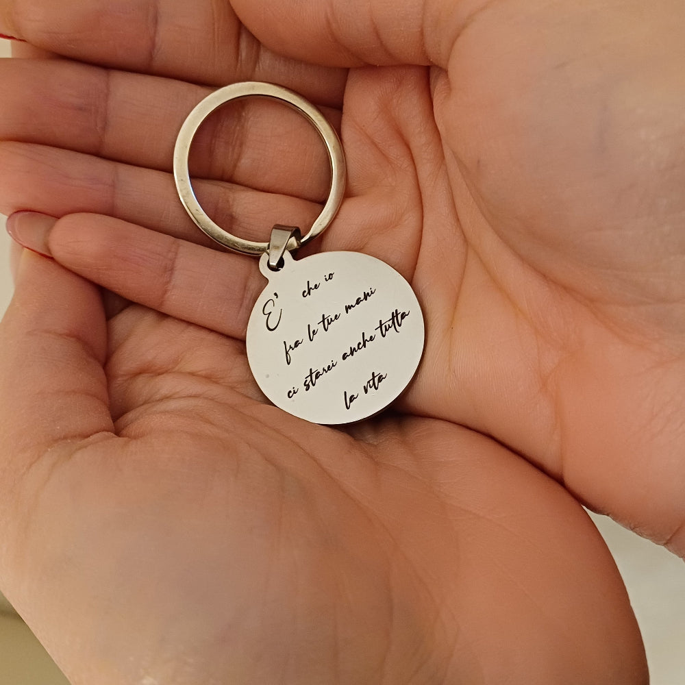 Un disco liscio e solido di acciaio, dal diametro di 30 mm, con un'incisione personalizzata realizzata con precisione laser. Le lettere sono lievemente incise sulla superficie, creando un contrasto delicato tra il metallo lucido e la profondità del tratto. Il portachiavi è resistente e compatto, con un anello robusto che lo rende pratico da usare ogni giorno. Un oggetto elegante e discreto, pensato per racchiudere un nome, una data o un pensiero speciale.