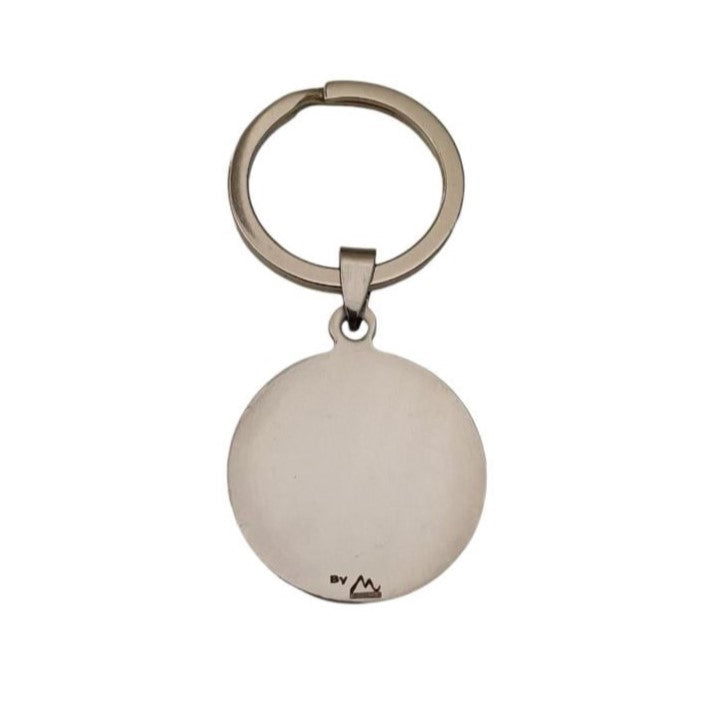 Portachiavi in ​​acciaio con una medaglia da 30 mm incisa al laser .Il retro è lucido per una dedica. Prodotto nel nostro laboratorio orafo a Livorno , questo portachiavi è un simbolo elegante e funzionale per gli appassionati di basket. La lavorazione dettagliata e la possibilità di personalizzazione lo rendono un accessorio prezioso per portare sempre con sé il proprio legame con la squadra e la città.