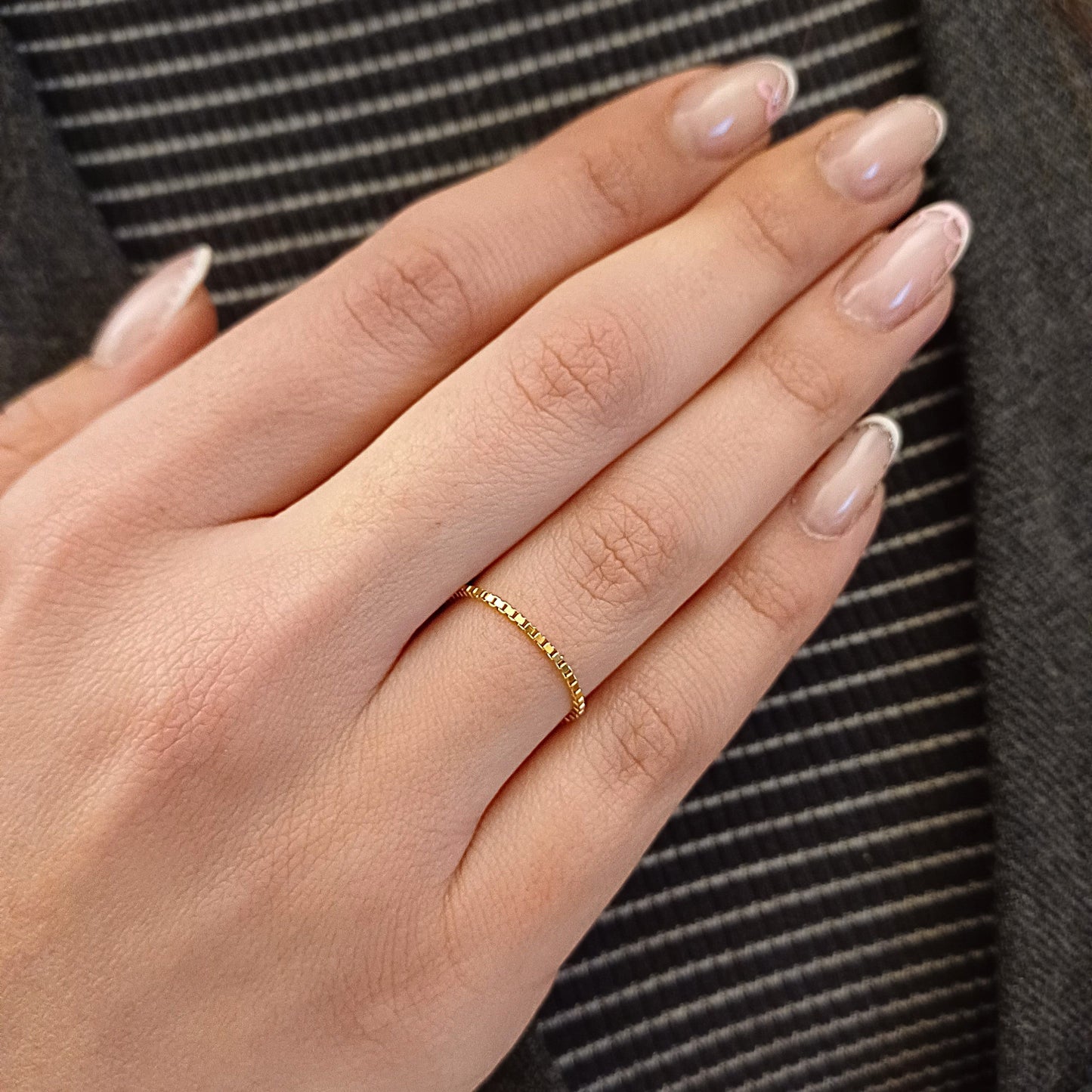 L'Anello UNICO realizzato con la catena Veneziana è un anello d’oro o d’argento saldato direttamente al dito, senza chiusura. Il design è essenziale ed elegante, con una sottile catena scintillante che avvolge delicatamente il dito. Il metallo è liscio, raffinato e leggero, quasi impercettibile al tatto. Disponibile anche con ciondoli personalizzati: un cuore, una lettera, un fiore, il mondo o il numero 18. Un gioiello che diventa parte di te, simbolo di un legame eterno.