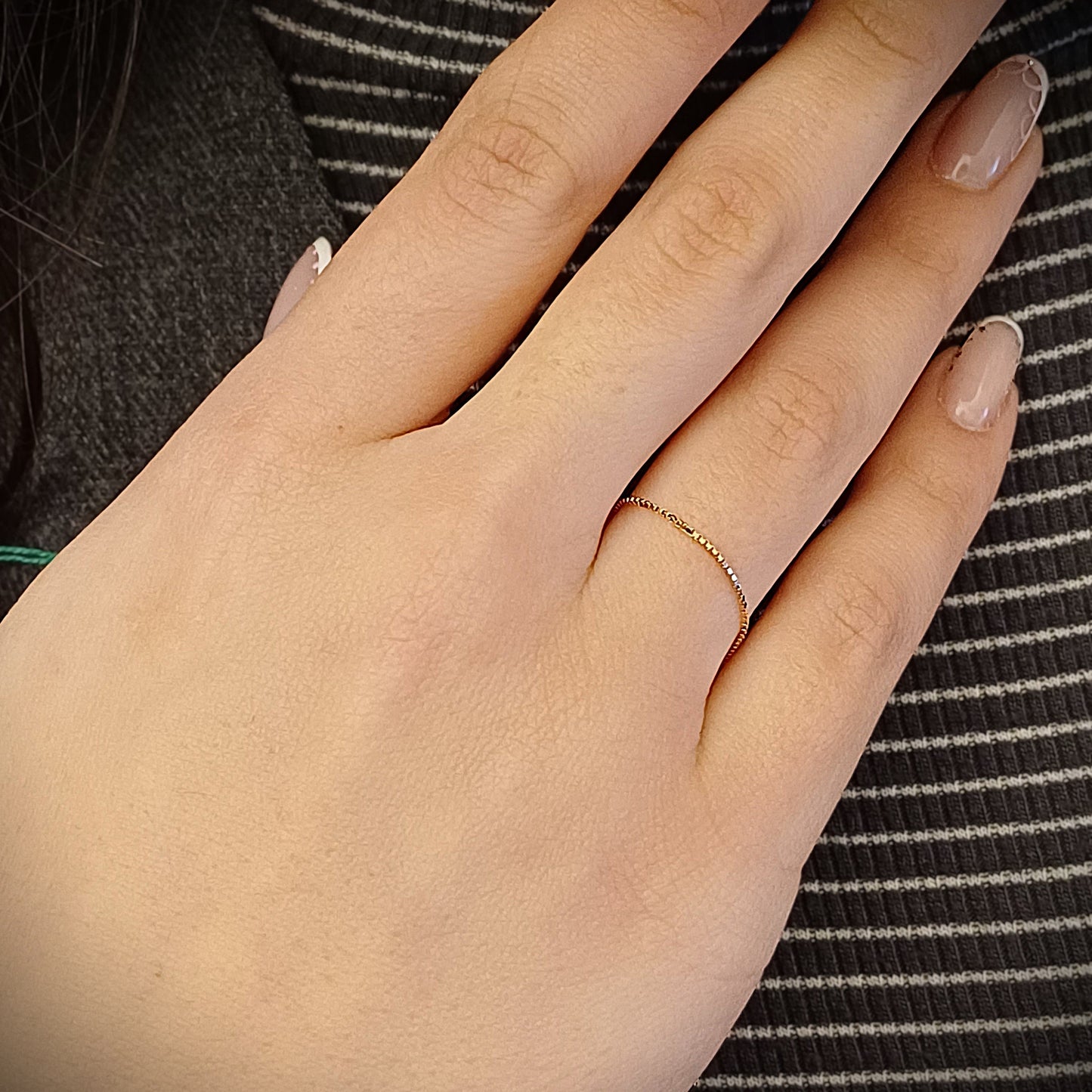 L'Anello UNICO realizzato con la catena Veneziana è un anello d’oro o d’argento saldato direttamente al dito, senza chiusura. Il design è essenziale ed elegante, con una sottile catena scintillante che avvolge delicatamente il dito. Il metallo è liscio, raffinato e leggero, quasi impercettibile al tatto. Disponibile anche con ciondoli personalizzati: un cuore, una lettera, un fiore, il mondo o il numero 18. Un gioiello che diventa parte di te, simbolo di un legame eterno.