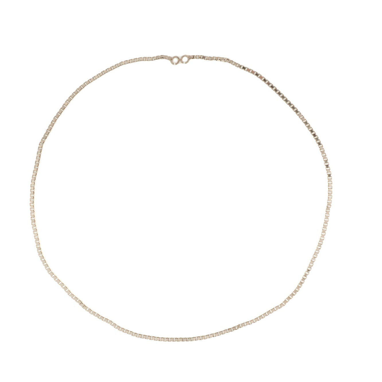 Questo braccialetto è formato da una catena sottile e compatta chiamata “Veneziana”, lunga abbastanza da avvolgere comodamente il polso e saldata direttamente sulla pelle, senza chiusura tradizionale. È disponibile in oro bianco, giallo, rosa e in argento, anche con maglia a forma di cuore. La superficie è liscia al tatto e riflette la luce con un effetto delicato. Puoi arricchirlo con piccoli ciondoli, come cuori, lettere o simboli vari, per renderlo unico e personale.

