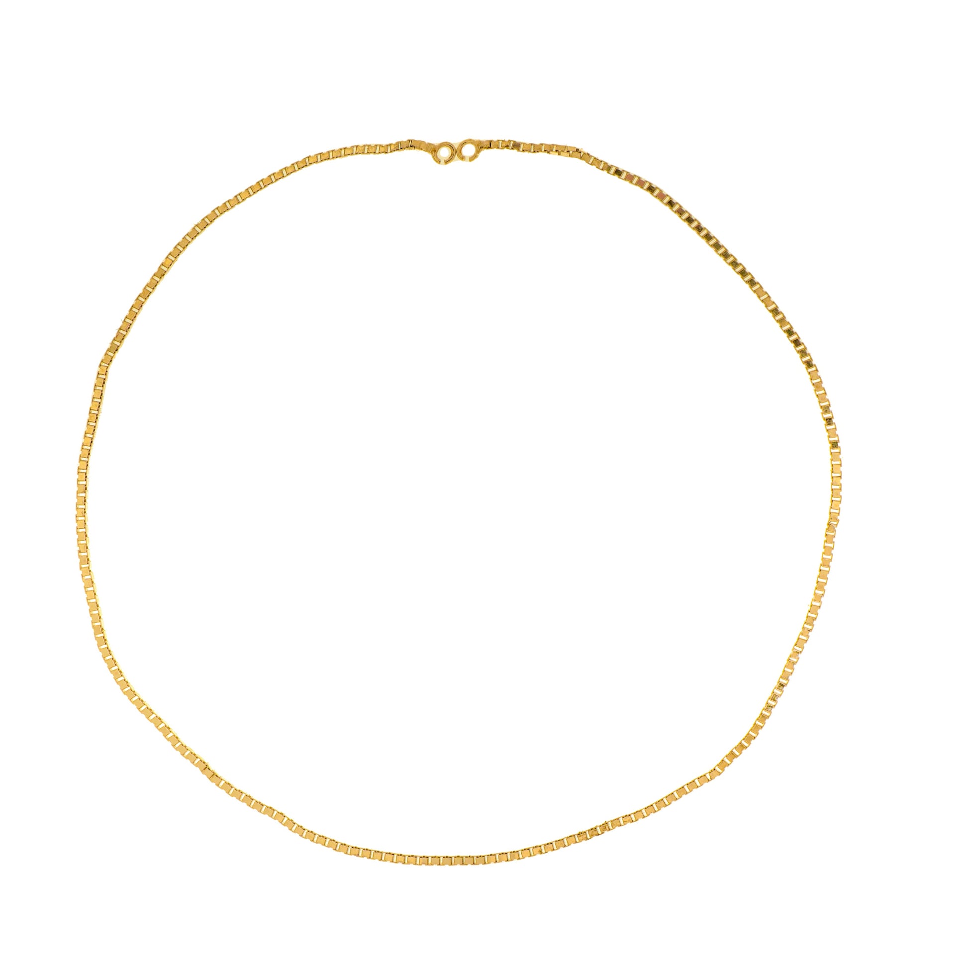 Questo braccialetto è formato da una catena sottile e compatta chiamata “Veneziana”, lunga abbastanza da avvolgere comodamente il polso e saldata direttamente sulla pelle, senza chiusura tradizionale. È disponibile in oro bianco, giallo, rosa e in argento, anche con maglia a forma di cuore. La superficie è liscia al tatto e riflette la luce con un effetto delicato. Puoi arricchirlo con piccoli ciondoli, come cuori, lettere o simboli vari, per renderlo unico e personale.
