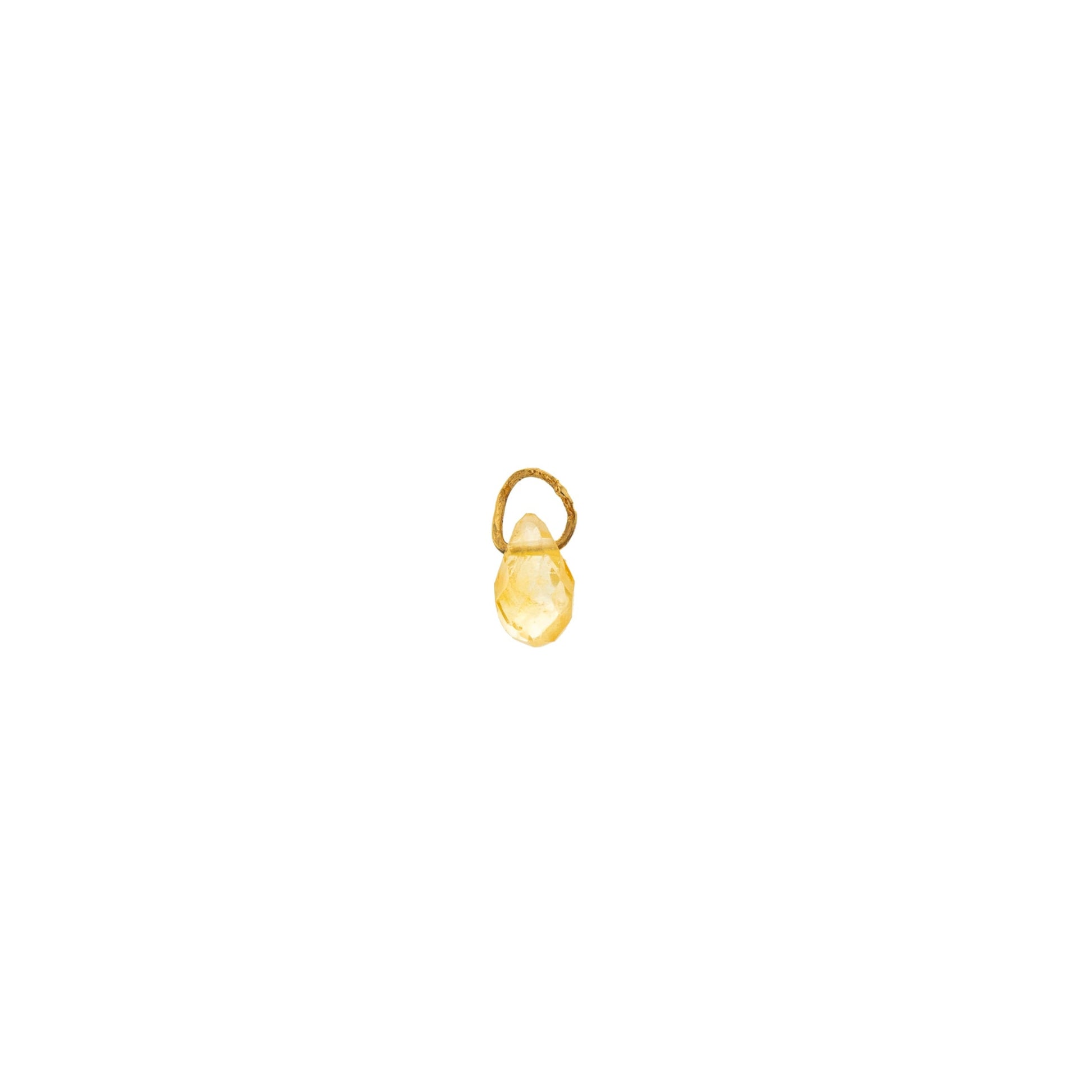 Questo microciondolo è un piccolo pendente, realizzato in oro 18 carati, disponibile nei toni del bianco, giallo o rosa. Ha una forma semplice e delicata, pensata per essere saldata su un bracciale o su un anello. La sua superficie è liscia, con un tocco morbido al tatto.
 È un elemento prezioso e simbolico, creato per celebrare legami affettivi importanti. Ogni pezzo è fatto a mano nel nostro laboratorio artigianale a Livorno.
