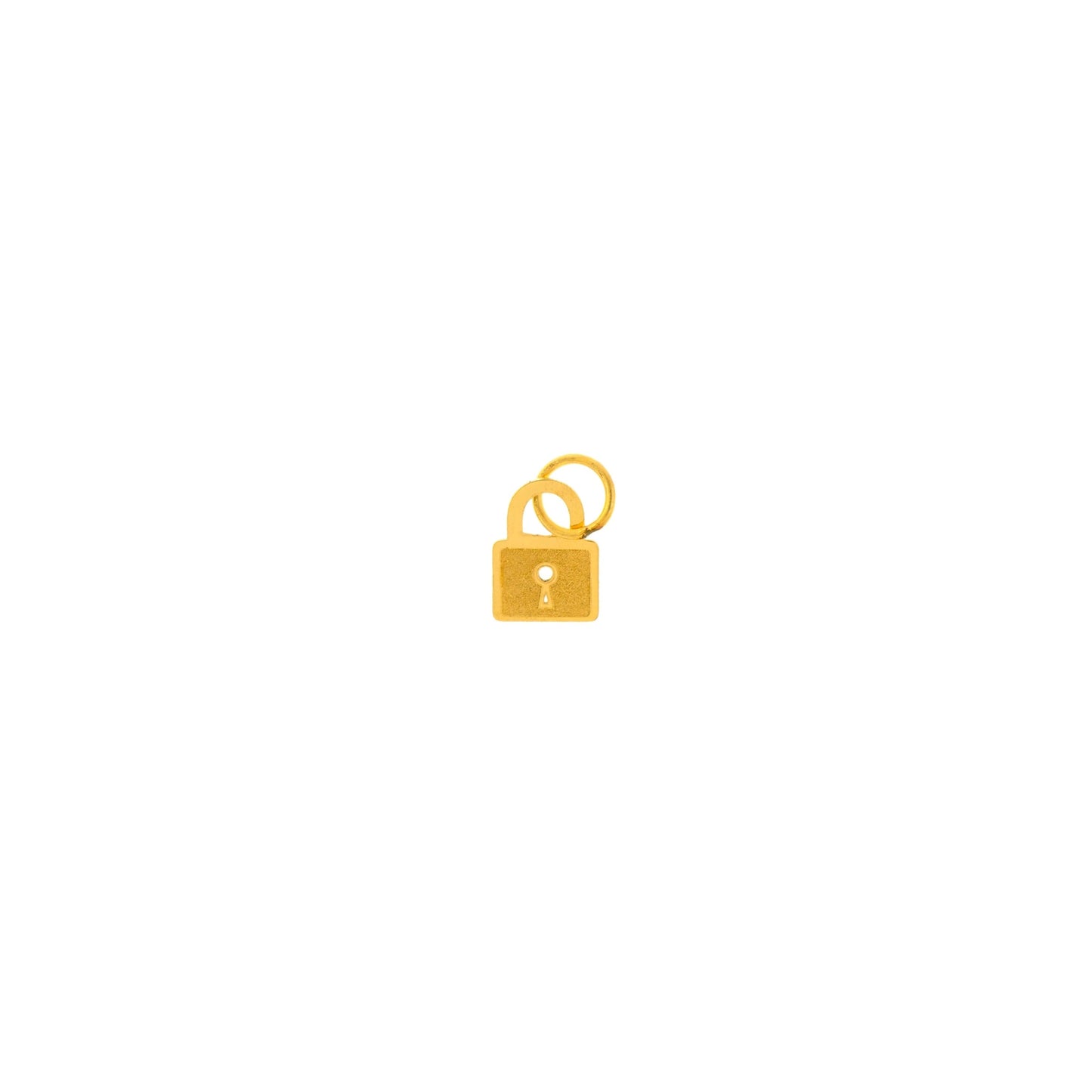 Questo microciondolo è un piccolo pendente, realizzato in oro 18 carati, disponibile nei toni del bianco, giallo o rosa. Ha una forma semplice e delicata, pensata per essere saldata su un bracciale o su un anello. La sua superficie è liscia, con un tocco morbido al tatto.
 È un elemento prezioso e simbolico, creato per celebrare legami affettivi importanti. Ogni pezzo è fatto a mano nel nostro laboratorio artigianale a Livorno.
