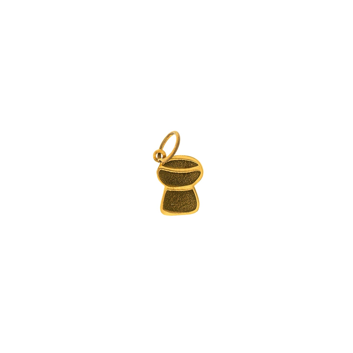 Questo microciondolo è un piccolo pendente, realizzato in oro 18 carati, disponibile nei toni del bianco, giallo o rosa. Ha una forma semplice e delicata, pensata per essere saldata su un bracciale o su un anello. La sua superficie è liscia, con un tocco morbido al tatto.
 È un elemento prezioso e simbolico, creato per celebrare legami affettivi importanti. Ogni pezzo è fatto a mano nel nostro laboratorio artigianale a Livorno.
