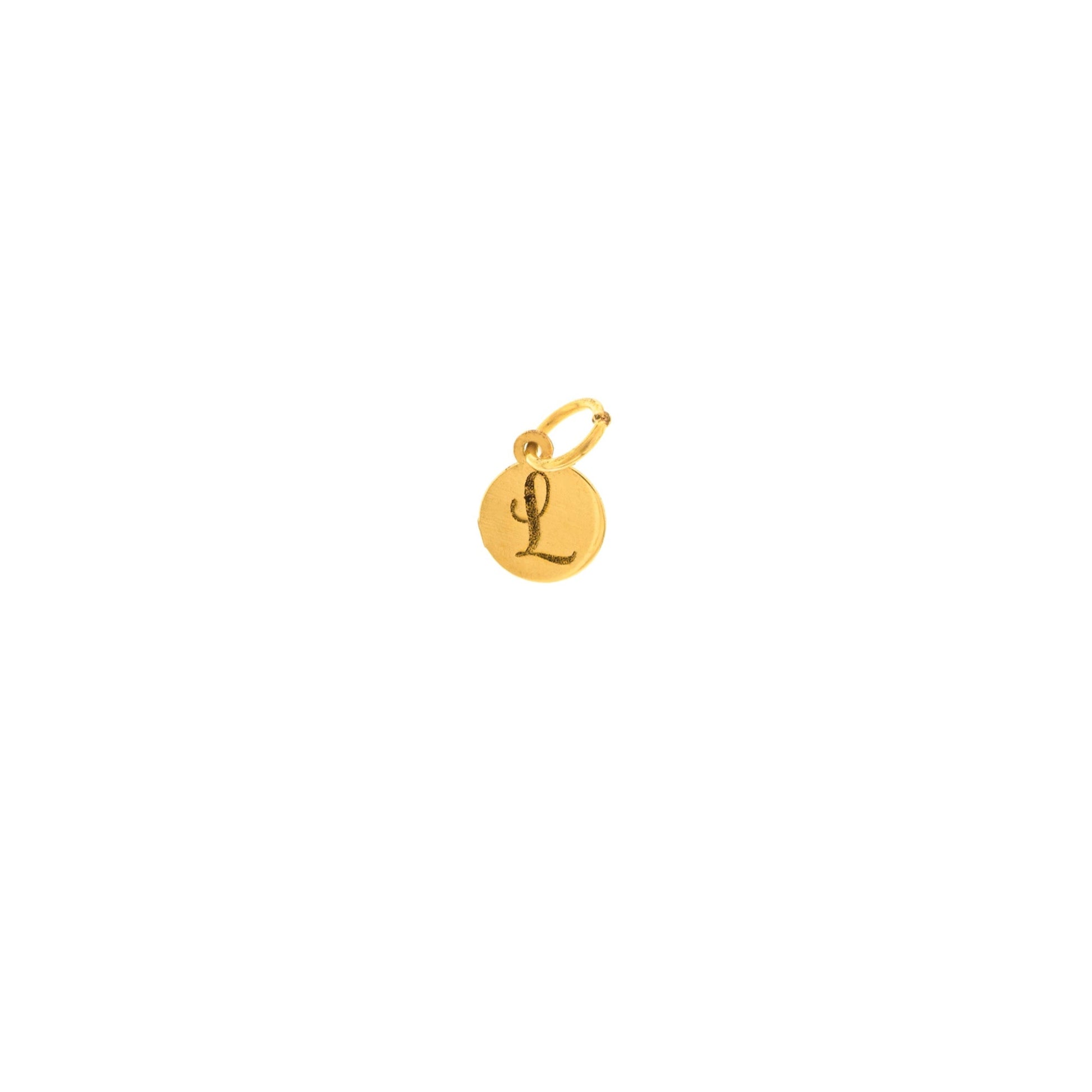 Questo microciondolo è un piccolo pendente, realizzato in oro 18 carati, disponibile nei toni del bianco, giallo o rosa. Ha una forma semplice e delicata, pensata per essere saldata su un bracciale o su un anello. La sua superficie è liscia, con un tocco morbido al tatto.
 È un elemento prezioso e simbolico, creato per celebrare legami affettivi importanti. Ogni pezzo è fatto a mano nel nostro laboratorio artigianale a Livorno.
