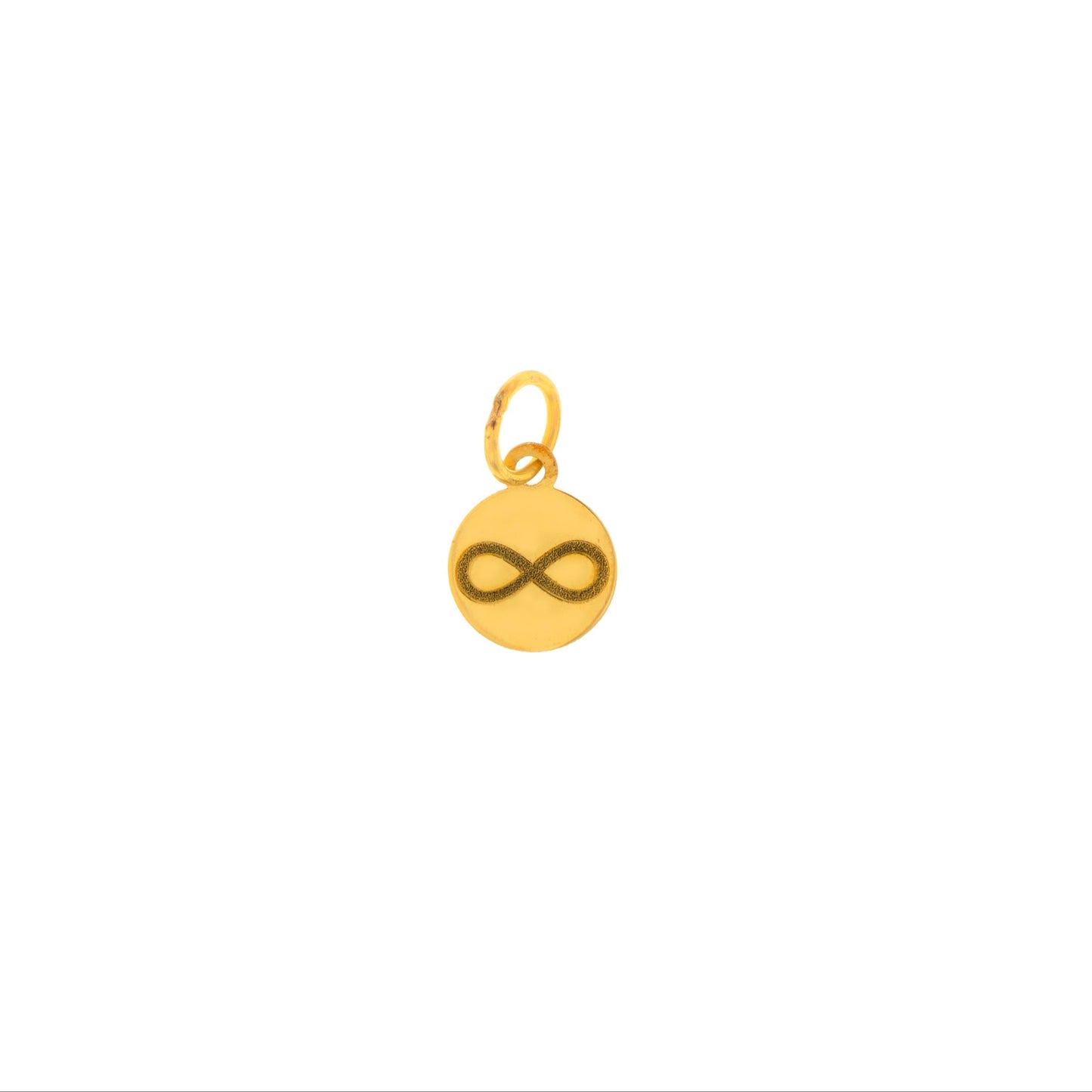 Questo microciondolo è un piccolo pendente, realizzato in oro 18 carati, disponibile nei toni del bianco, giallo o rosa. Ha una forma semplice e delicata, pensata per essere saldata su un bracciale o su un anello. La sua superficie è liscia, con un tocco morbido al tatto.
 È un elemento prezioso e simbolico, creato per celebrare legami affettivi importanti. Ogni pezzo è fatto a mano nel nostro laboratorio artigianale a Livorno.

