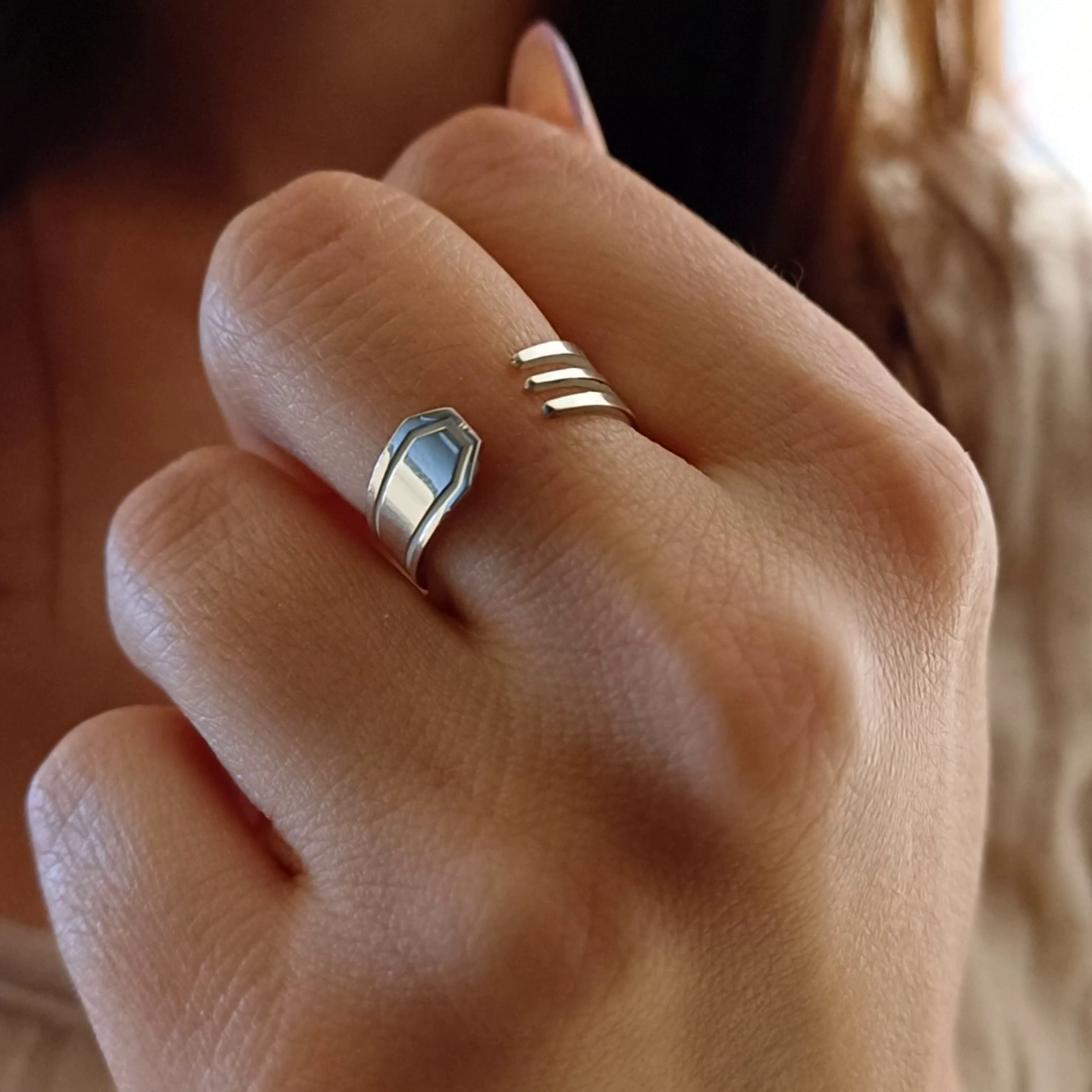Anello forchetta indossato su mano