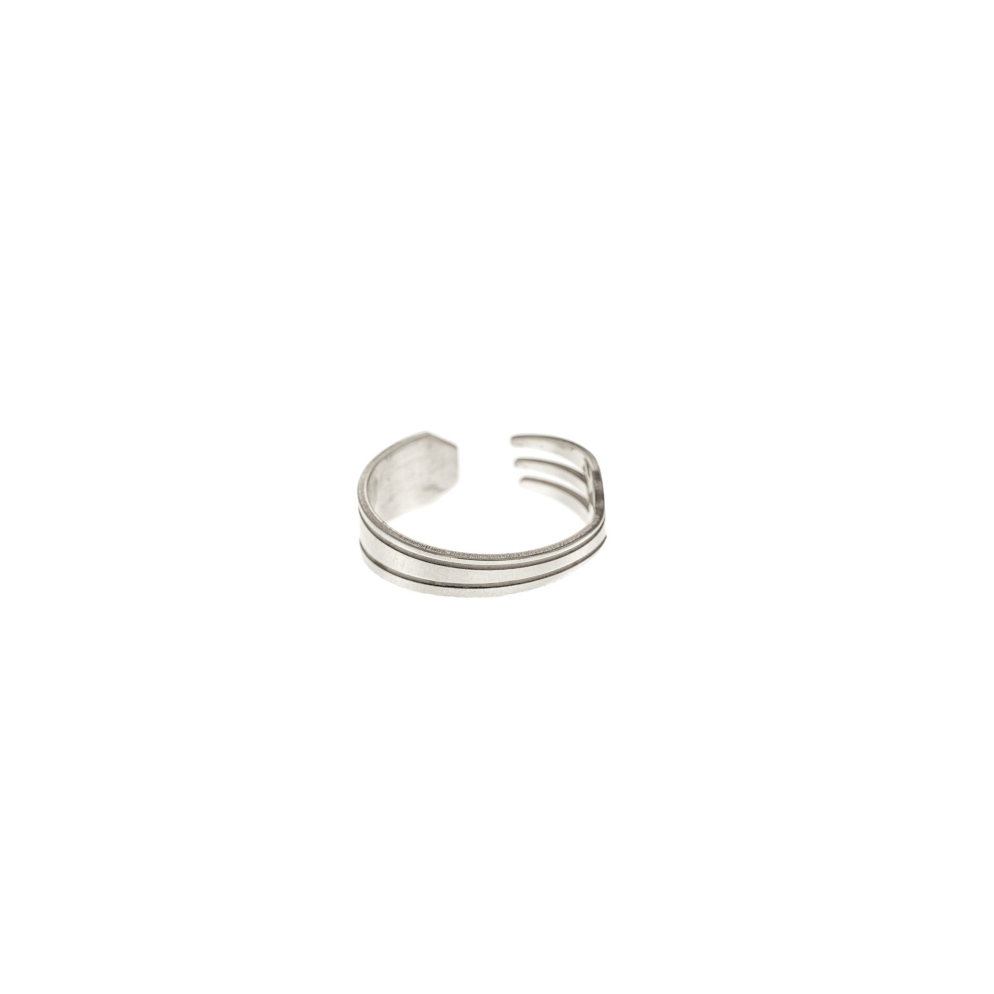 Dettaglio anello forchetta design originale argento