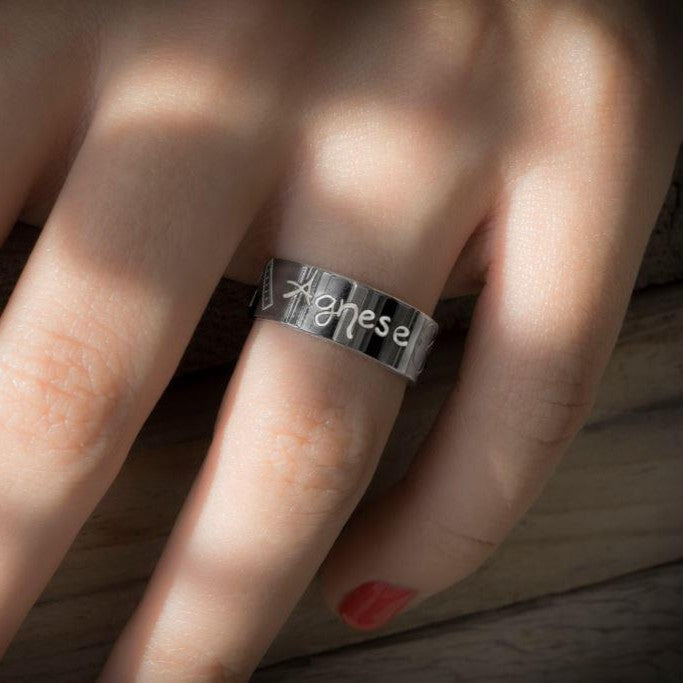 Anello nascita personalizzato in argento 925 indossato con incisione dei dati del neonato