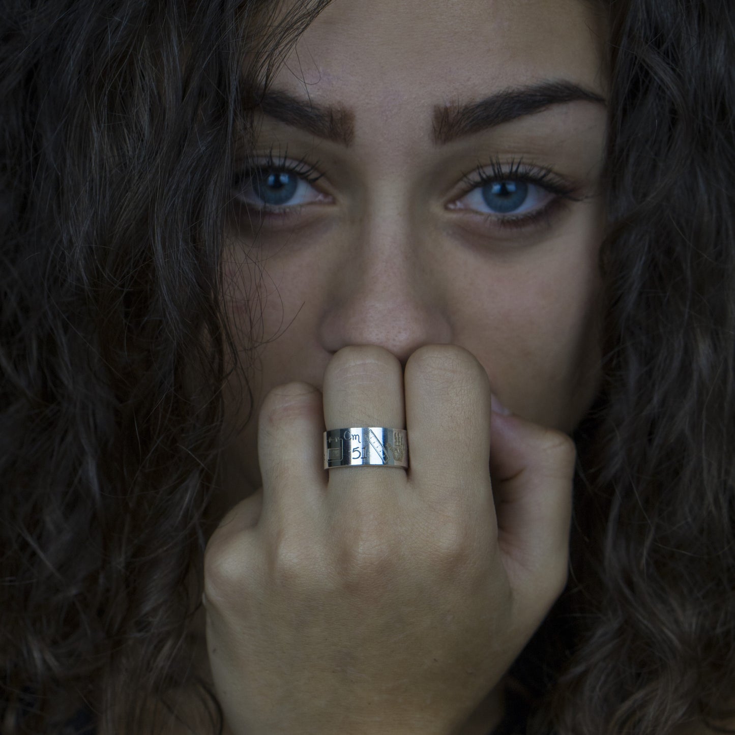 Anello nascita personalizzato in argento 925 indossato su modella