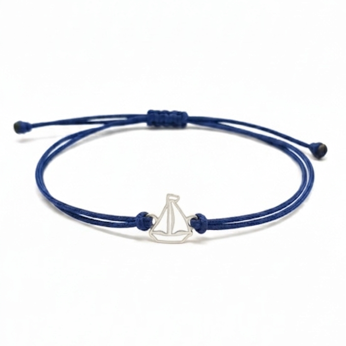 Bracciale con barca a vela in argento 925 su cordino blu regolabile, gioiello artigianale leggero ispirato al mare e alla libertà