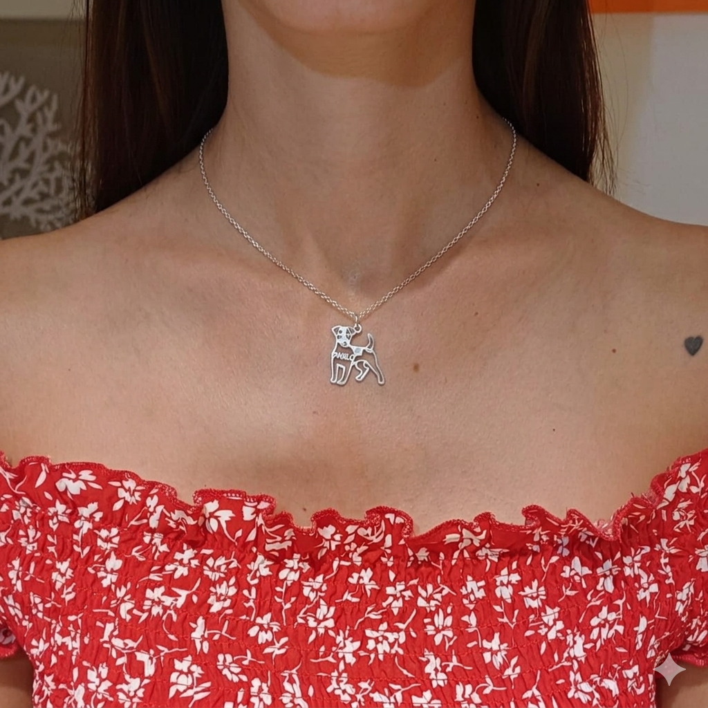 Collana con ciondolo cane personalizzato in argento 925 indossata