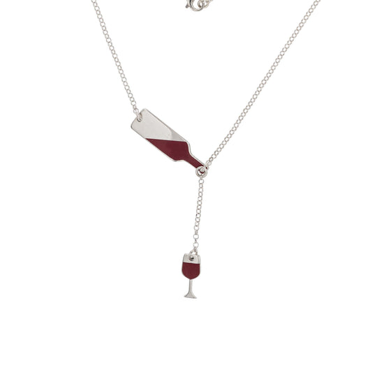 Questo girocollo della linea "Passioni" è un gioiello unico e realizzato a mano in argento 925 nel nostro laboratorio orafo a Livorno. Il design rappresenta una piccola bottiglia inclinata, da cui sembra versare il vino in un elegante bicchiere. Entrambi i ciondoli, bottiglia e bicchiere, sono smaltati in un profondo rosso bordeaux, creando un effetto realistico che richiama la passione per il vino. La catenina in argento è leggera, confortevole e si adatta ad ogni outfit