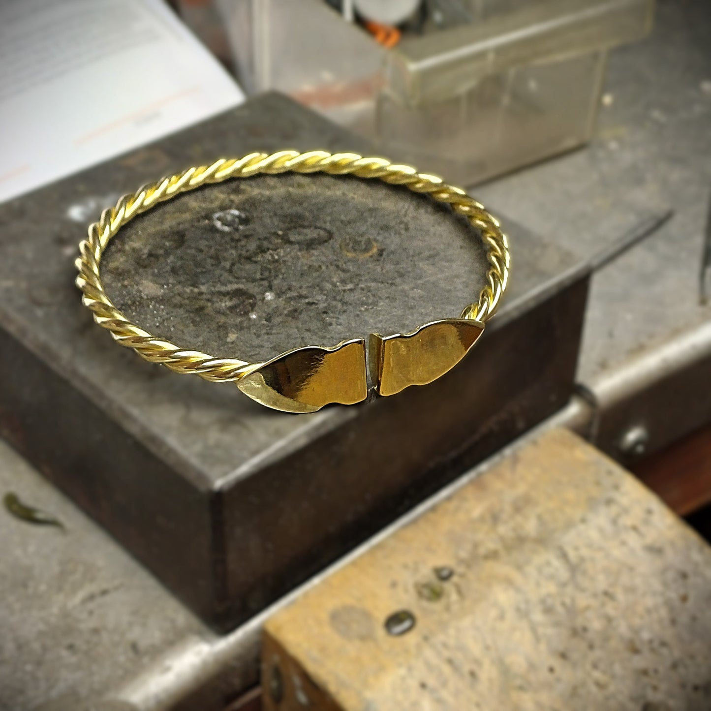 Bracciale cordone livornese in oro durante la lavorazione nel laboratorio orafo Martini Gioielli