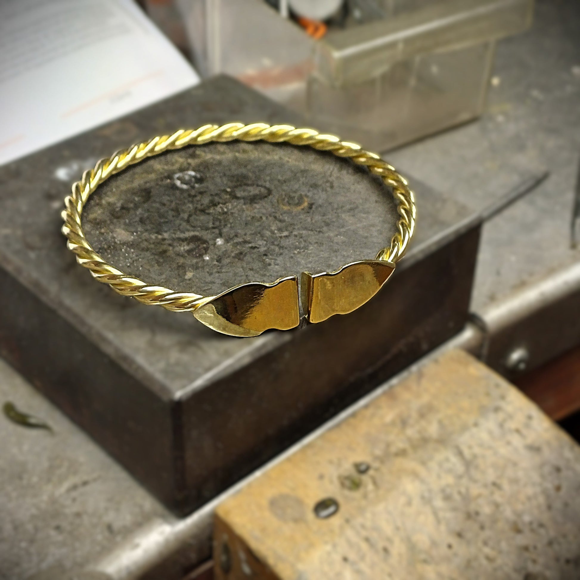 Bracciale cordone livornese in oro durante la lavorazione nel laboratorio orafo Martini Gioielli