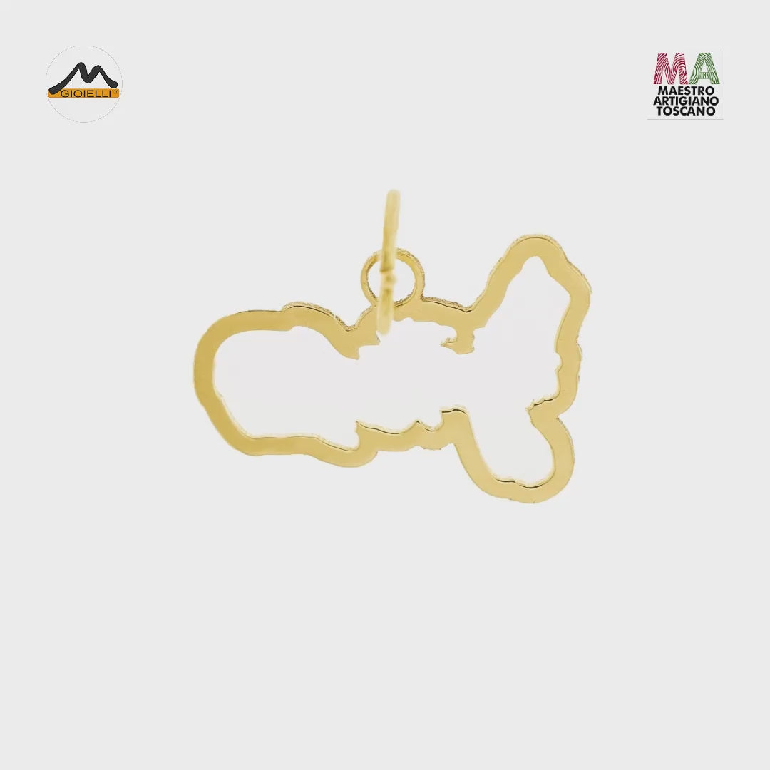 Pendente Isola d'Elba in lavorazione nel laboratorio Martini Gioielli e mostrato indossato su catena e cordino.