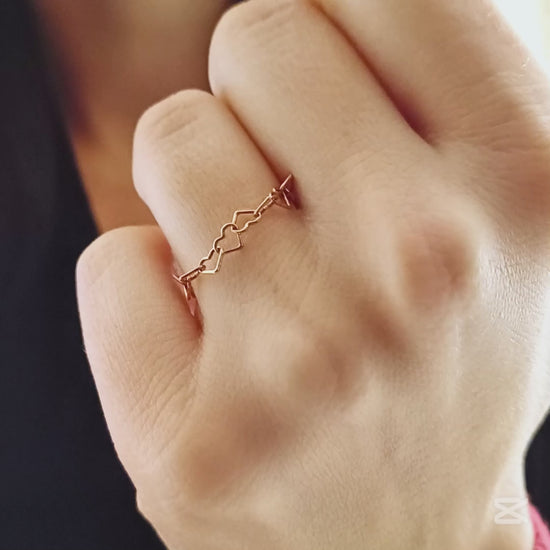 Questo anello è composto da una serie di maglie intrecciate a forma di cuore 💕, realizzate in argento 925 con un design raffinato. Al tatto è liscio e leggero, mentre la superficie lucida riflette la luce con eleganza. Disponibile in tre varianti: bianco luminoso, rosa romantico e giallo caldo, ogni versione racconta un’emozione unica. È un gioiello simbolico, perfetto per chi desidera indossare l’amore e l’armonia.