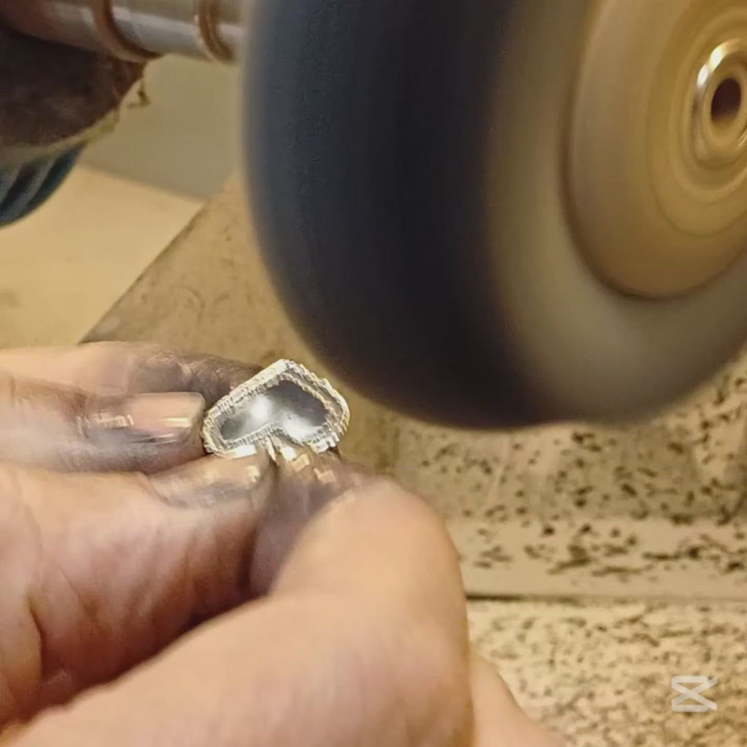 Questo ciondolo è a forma di cuore e realizzato in oro 18 carati. Ha un contorno frastagliato e irregolare, come disegnato a mano libera, con una superficie centrale liscia e morbida al tatto. La forma è piena e il bordo ha una texture ruvida, che lo rende unico e piacevole da accarezzare con le dita. È pensato per essere indossato o saldato su un gioiello, e rappresenta un sentimento puro e vero. Ogni pezzo è fatto a mano nel nostro laboratorio artigianale.
