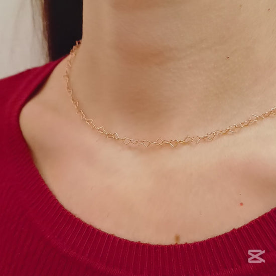 Questo girocollo sottile è formato da una catena delicata composta interamente da piccoli cuoria filo, traforati e collegati tra loro. Disponibile in argento 925  nelle tre varianto Bianco, Dorato e Ramato, è un gioiello esclusivo dal design leggero e raffinato.    Venduto nel nostro laboratorio orafo di Livorno, è pensato per chi ama eleganza e semplicità, perfetto sia per il quotidiano che per occasioni speciali.