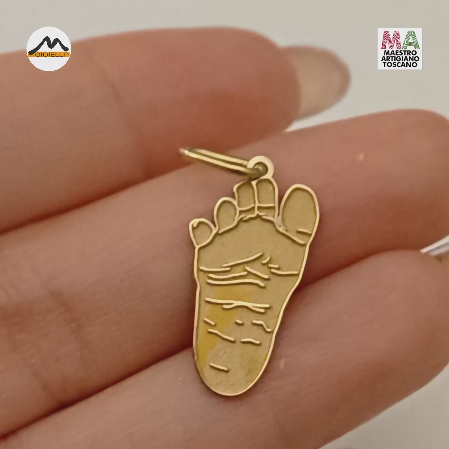 Video del pendente PENDPIE in oro mostrato in mano, con le linee del piedino sul fronte e l'incisione Emma con cuore sul retro