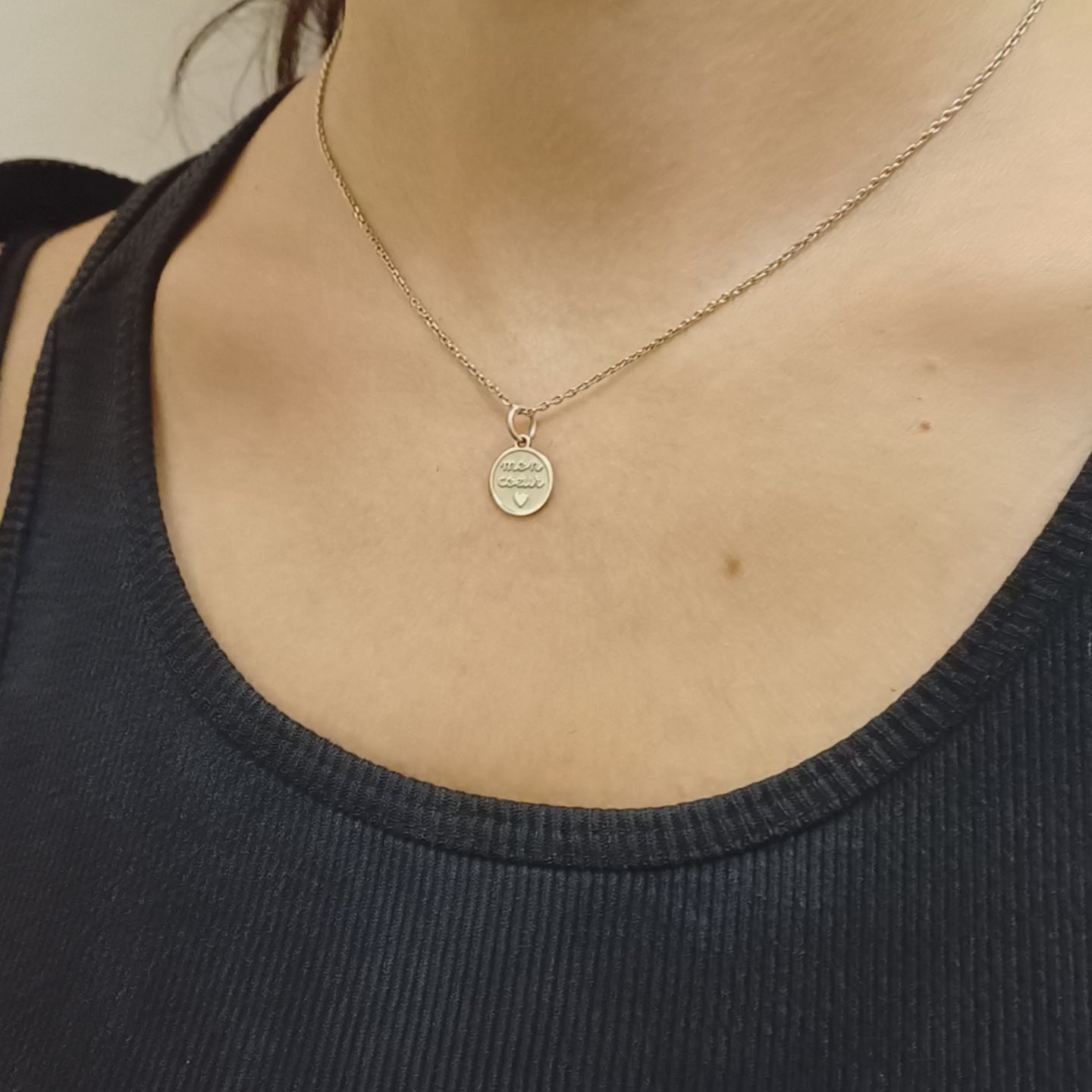 Ciondolo rotondo in argento 925 anallergico, diametro 10 mm. Sul davanti è incisa in rilievo la scritta “mon cœur”, con lettere dolci e rotonde, al centro di una superficie satinata. Sotto le parole è inciso un piccolo cuore pieno. Il bordo è sottile e liscio. Il retro è completamente piatto e può essere personalizzato con una breve incisione. Può essere usato come pendente per collana, bracciale o portachiavi. Leggero, delicato e simbolico.