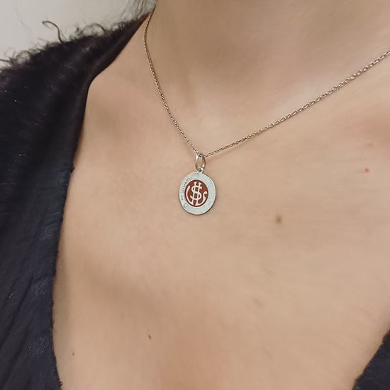 Medaglia dal diametro di 15 mm dell'U.S.Livorno è parte della nostra linea esclusiva in argento 925. Ogni dettaglio è curato con precisione grazie all'incisione laser , e la superficie smaltata a caldo aggiunge un tocco di colore e profondità, rendendo questa medaglia un simbolo distintivo e raffinato. 