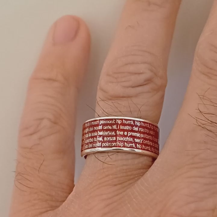 Immagina di indossare un anello a fascia di 9 mm, realizzato con cura nel nostro laboratorio orafo. La superficie liscia al tatto è interrotta da un'incisione raffinata: le parole dell'inno dell'US Livorno, scolpite con precisione grazie alla tecnica laser. Questo gioiello personalizzato celebra la passione calcistica con eleganza e orgoglio. Perfetto per chi desidera portare sempre con sé l'essenza della propria squadra del cuore